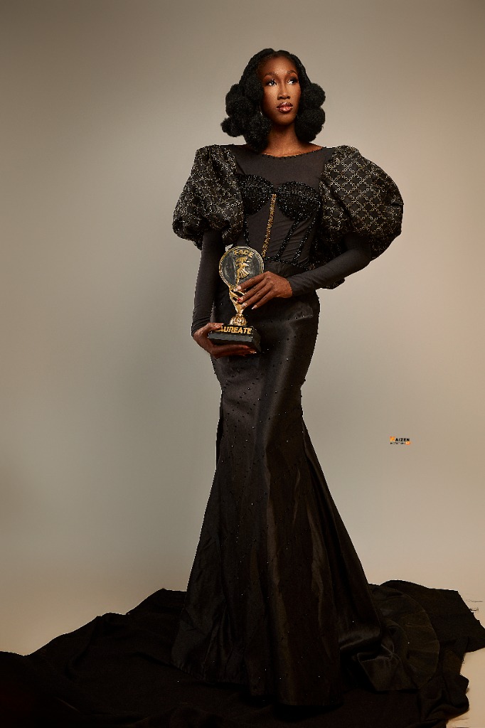 Ashara SOURABIÉ — Robe noire et trophée lauréate FACE Burkina